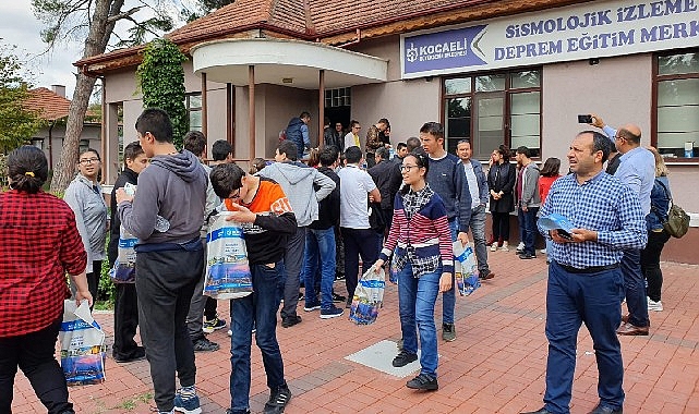 Büyükşehir’in Sismolojik İzleme ve Deprem Eğitim Merkezi’ne gelenler simülasyon odasında