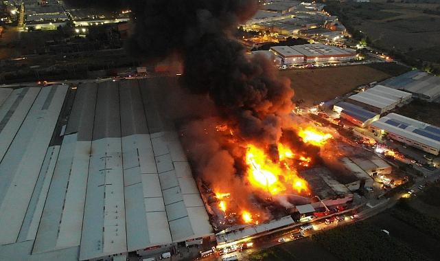Kocaeli İtfaiyesi İnegöl Organize Sanayi Bölgesi'nde çıkan fabrika yangınına müdahale