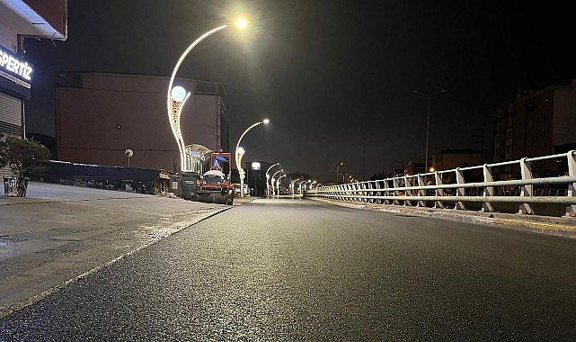 Körfez Eşref Bitlis Caddesi yaya kaldırımları, dekoratif aydınlatma direkleri ve