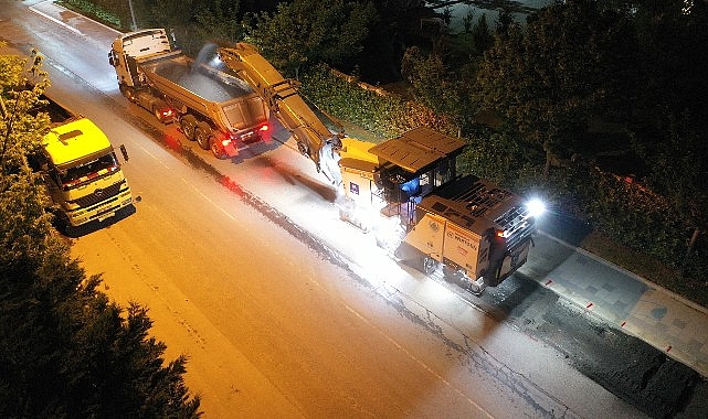 Küçükçekmece Belediyesi, kent sakinlerini kaliteli ulaşım ağlarıyla buluşturmak amacıyla asfalt