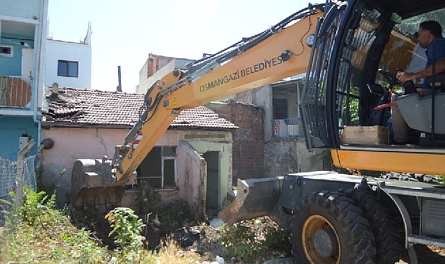 Metruklar yıkılıyor vatandaşın yüzü gülüyor Osmangazi Belediyesi, metruk binaların yıkılması