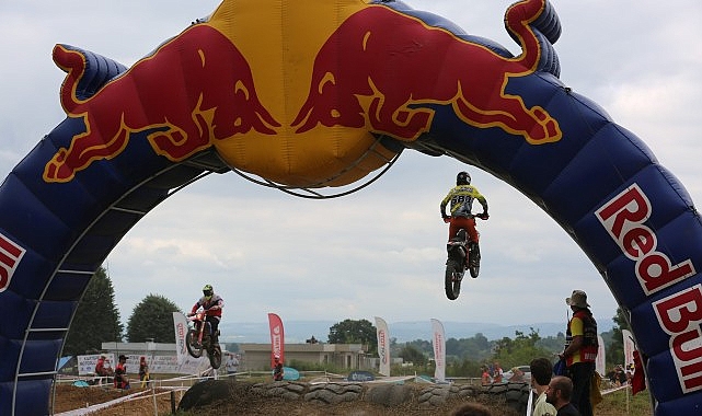 750 metre uzunluğundaki Kartepe Enduro ve Motocross Parkurunda yarışan sporcular