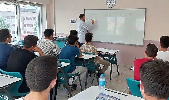 Konya Büyükşehir Belediyesi Lise Medeniyet Akademileri’nde üniversite sınavına hazırlanan öğrencilere