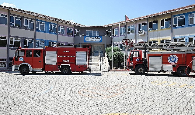 Kemer Merkez İlkokulu'nda klimadan kaynaklanan yangın, itfaiye ekiplerinin müdahalesi ile