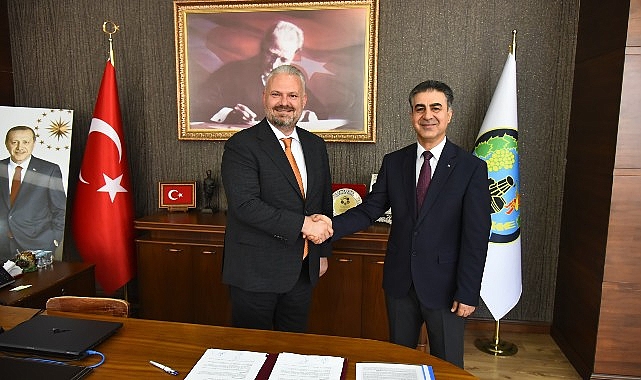 Menemen Belediye Başkan Vekili Aydın Pehlivan, çalışanın yüzünü güldürdü. Menemen