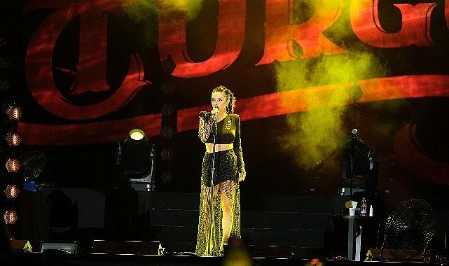 Müzik hayatı boyunca birçok şehirde ve mekanda konser veren başarılı