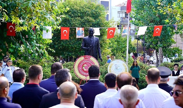 Cumhuriyet Meydanı’nda düzenlenen törene Seferihisar Kaymakamı Mehmet Şerif Olçaş, Seferihisar