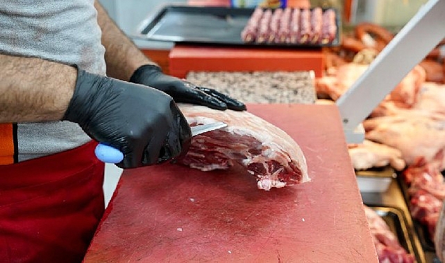 Seferihisar Belediyesi Halk Market ile vatandaşlara ucuz et imkanı sunuyor.