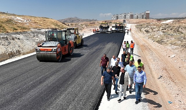 Selçuklu Belediyesi altyapı faaliyetlerine ilçenin çeşitli noktalarında gerçekleştirdiği sıcak asfalt