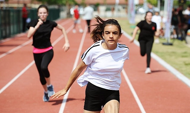 Karşıyaka Belediyesi’nin bir yıl önce kente kazandırdığı Semra Aksu Atletizm