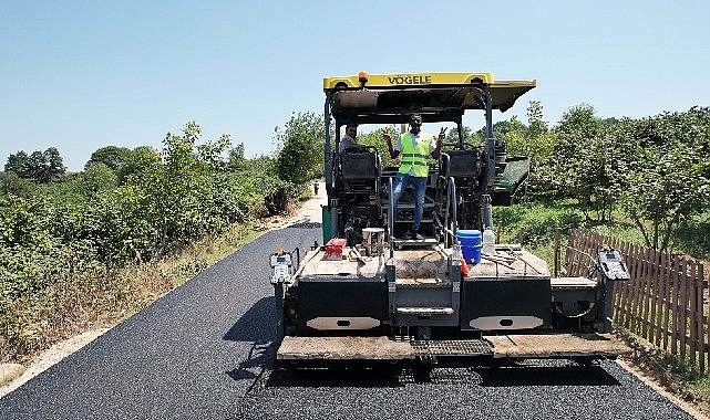 Büyükşehir tarafından, Kandıra Çerçili-Akıncı köyleri arası bağlantı yolunda asfaltlama yapılıyor.