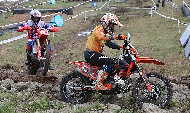 Türkiye Süper Enduro Şampiyonası’nda mücadele eden sporcular, 750 metre uzunluğundaki