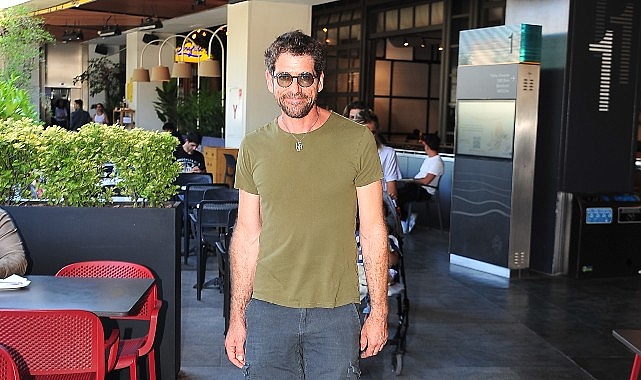 Ünlü oyuncu Cemal Hünal öğle yemeği için geldiği Kanyon'da objektiflerimize