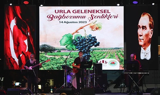 Urla Geleneksel Bağbozumu Şenliklerinde konuşan Urla Belediye Başkan V. Kaymakam