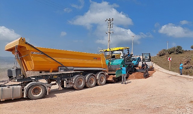 Büyükşehir Belediyesi Yol Bakım Timi, hava sıcaklıklarının asfalt serimi için