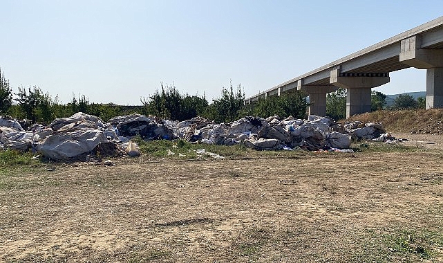 Osmangazi Belediyesi, ilçenin çeşitli noktalarına kaçak moloz dökerek görüntü ve