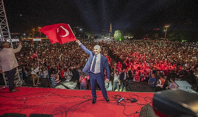 İzmir Büyükşehir Belediye Başkanı Tunç Soyer, 30 Ağustos Zafer Bayramı