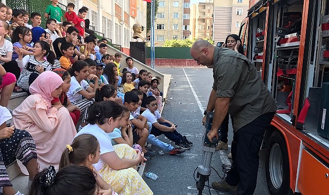 Zeytinburnu Belediyesi Arama Kurtarma Ekibi (ZAK), ilçedeki 9 okulda eğitim