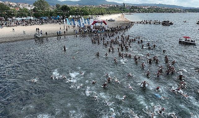 İzmit Körfezi’nde düzenlenen Ulusal Açık Su Yüzme Yarışları’na katılan Zeytinburnu
