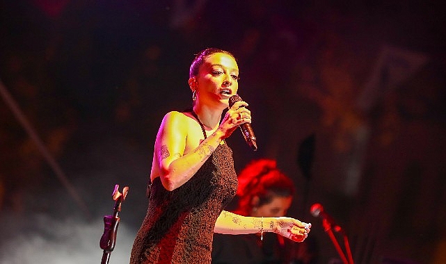 30. Uluslararası Gemlik zeytini festivalinin final konserini Türk pop müziğinin