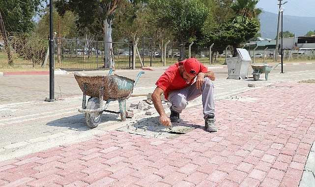 Menderes Belediyesi tarafından Ahmetbeyli kavşak ve sahil bölgesinde düzenleme çalışması