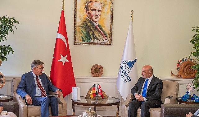 İzmir Büyükşehir Belediye Başkanı Tunç Soyer, makamında Almanya’nın İzmir Başkonsolosu
