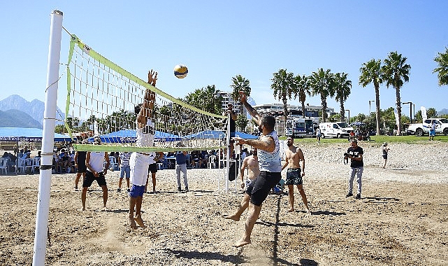 Antalya Büyükşehir Belediyesi, Antalyalı vatandaşların spor etkinlikleriyle buluşması amacıyla plaj