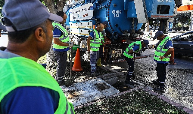 Antalya Büyükşehir Belediyesine bağlı ASAT Genel Müdürlüğü ekipleri Antalya'da yağmur
