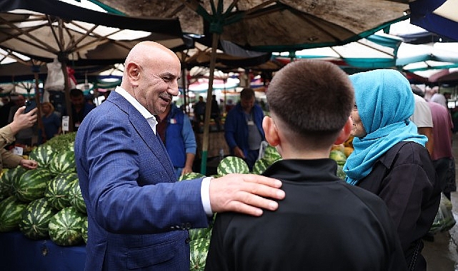 Keçiören Belediye Başkanı Turgut Altınok, ilçedeki semt pazarlardan alışveriş yapan