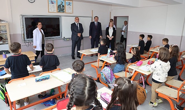 Başkan İbrahim Sandıkçı, yeni eğitim öğretim yılının ilk günü öğrencileri