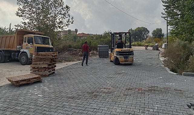 Kemer Belediyesi Fen İşleri Müdürlüğü ekipleri, Beldibi Mahallesi’nde kilitli parke