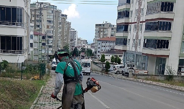 Canik Belediyesi, temizlik çalışmalarına mesai mefhumu gözetmeden yoğun bir şekilde