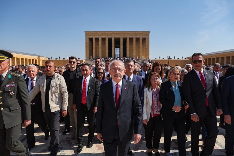 Atatürk'ün kurduğu Cumhuriyet Halk Partisi 100'ncü yaşını kutluyor.