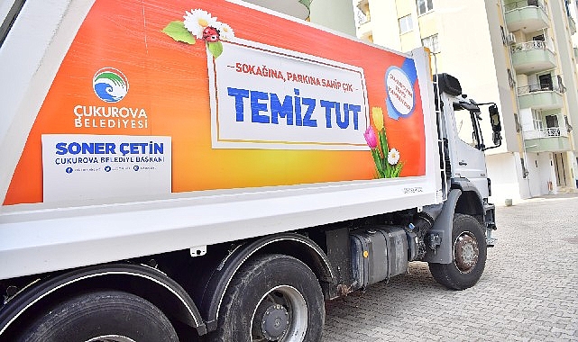 Çukurova Belediyesi Temizlik İşleri Müdürlüğü ekipleri Toros Mahallesindeki bir apartman