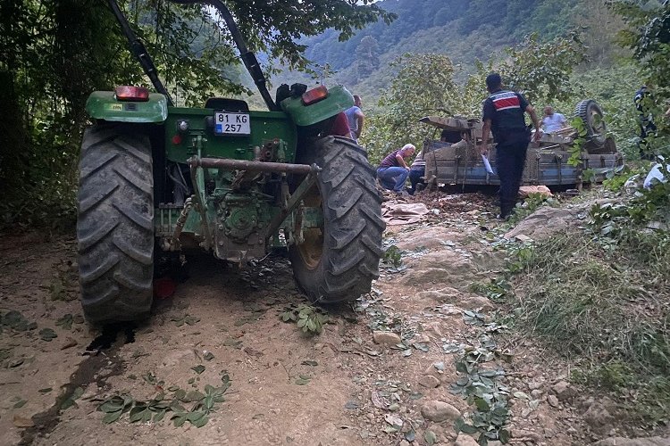 Düzce'de traktör devrilmesi sonucu 16 fındık işçisi yaralandı