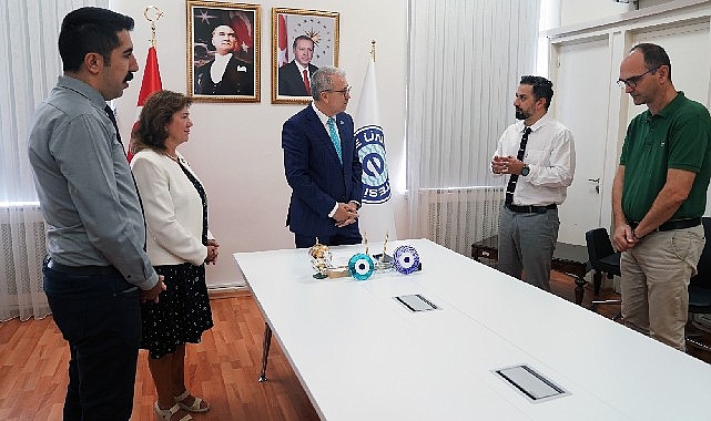 Proje ekibini tebrik eden Ege Üniversitesi Rektörü Prof. Dr. Necdet