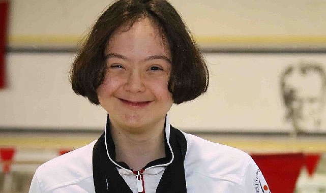 Ege Üniversitesi Spor Bilimleri Fakültesinde öğrenim gören milli yüzücü İrem