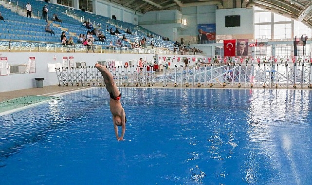Keçiören Belediyesi bünyesinde olimpiyat standartlarında hizmet veren Etlik Olimpik Yüzme