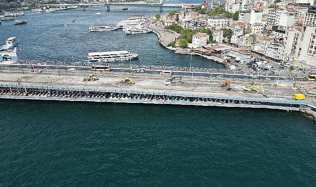 Eminönü ve Karaköy semtlerini birbirine bağlayan Galata Köprüsü’nde yapılan güçlendirme çalışmalarının