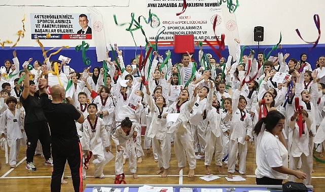 Gölcük Belediyespor bünyesindeki taekwando branşında bulunan 370 sporcu, düzenlenen törenle