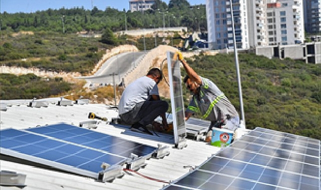 İzmir Büyükşehir Belediyesi’nin 14 milyon liralık yatırımla kurduğu 13 güneş