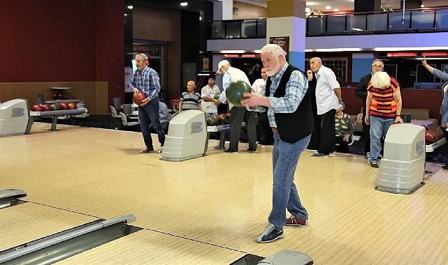 Keçiören Belediyesi Gönül Köşkü Huzurevi sakinleri bowling oynayarak gönüllerince eğlendiler. 