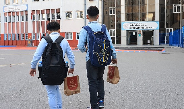 İBB, ‘Okul Beslenme Desteği Projesi’ kapsamında öğrencilere beslenme desteği sağlıyor.