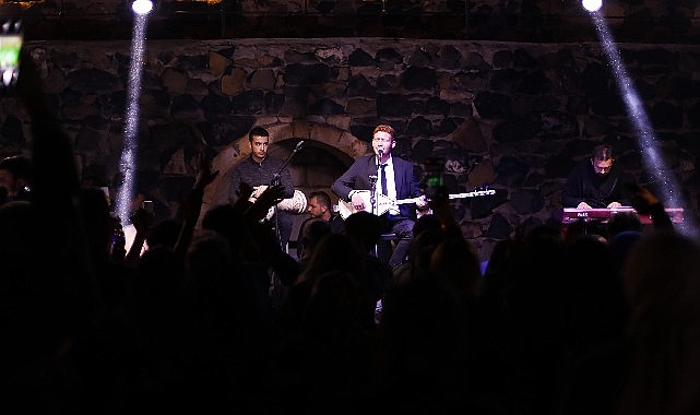 TRT'de yayınlanan “Sen Türkülerini Söyle” adlı şarkı yarışmasında performansıyla büyük