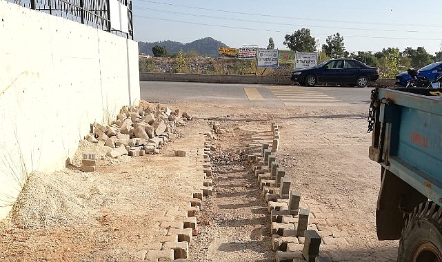 Kemer Belediyesi Fen İşleri Müdürlüğü ekipleri, ilçe genelinde yol ve