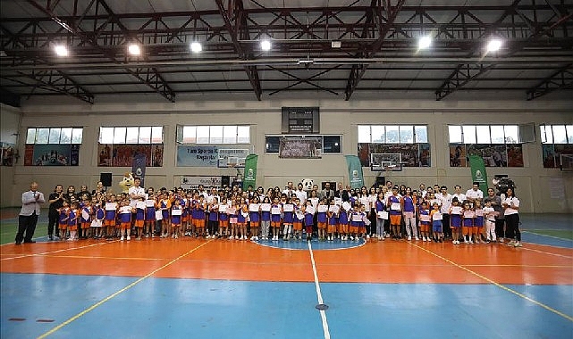 İnegöl Belediyesi Yaz Spor Okullarında 8 ayrı branşta eğitim gören