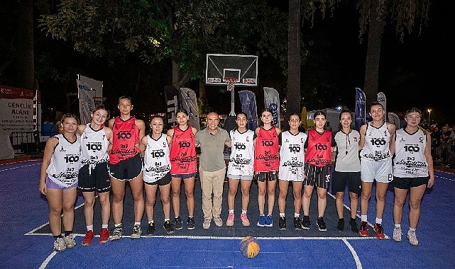 İzmir Büyükşehir Belediyesi’nin düzenlediği 3x3 Streetball İzmir Cup tamamlandı. Çekişmeli