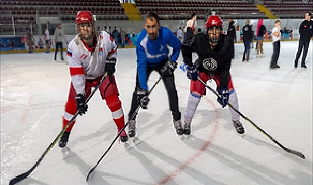İzmir Büyükşehir Belediyesi’nin Bornova Aşık Veysel Rekreasyon Alanı’ndaki Buz Sporları