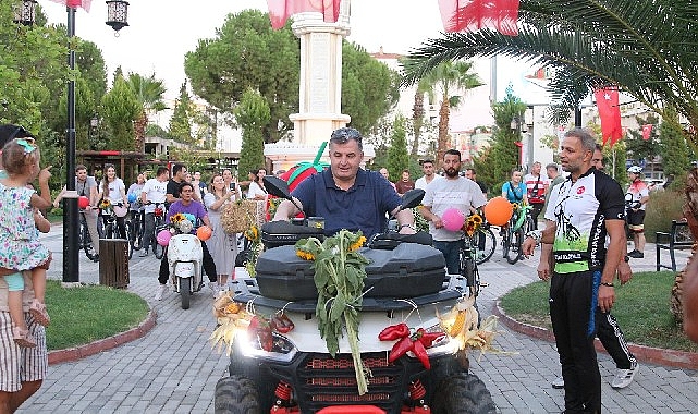 İzmir'in Kınık ilçesinde, hasat mevsimi sonrası 'Hasat Bisiklet Turu' düzenlendi.