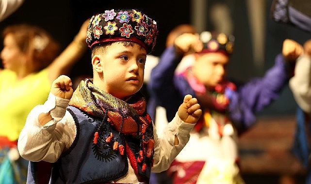Konak Belediyesi’nin bu yıl 17’ncisini düzenlediği Halk Oyunları Şenliği’nde konuşan